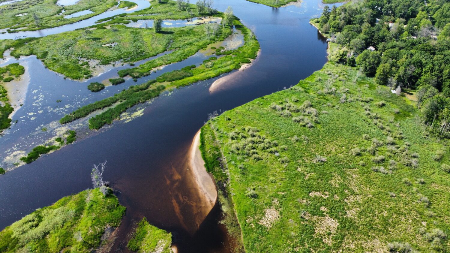 fiume Peshtigo.  Tranquillo fiume di mezzogiorno dall'aria. 