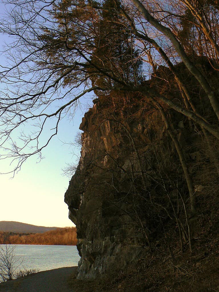 Scogliera della grotta di due chiuse, Maryland.  Una delle grotte più incredibili del Maryland. 