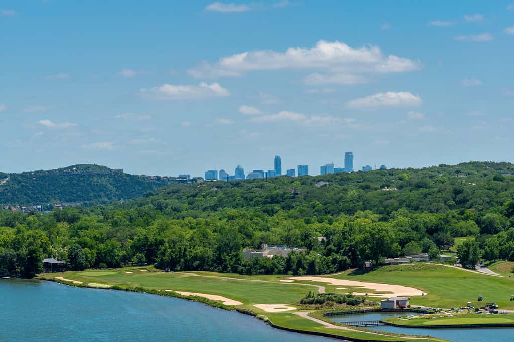 Il lago Austin fa parte del fiume Colorado;  inizia sotto la diga di Mansfield ed è alimentato principalmente dal deflusso del lago Travis. Il fiume Colorado, che significa 
