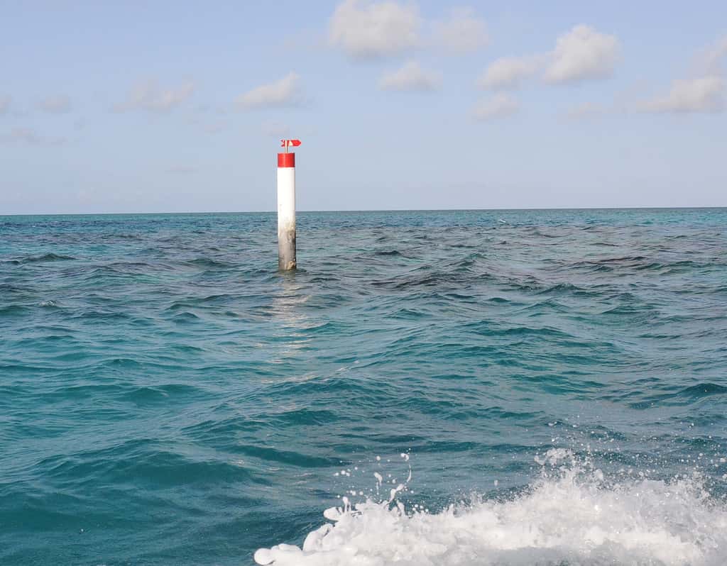 Indicatore della barriera corallina delle Bermuda che porta ai relitti del Montana e della Constellation