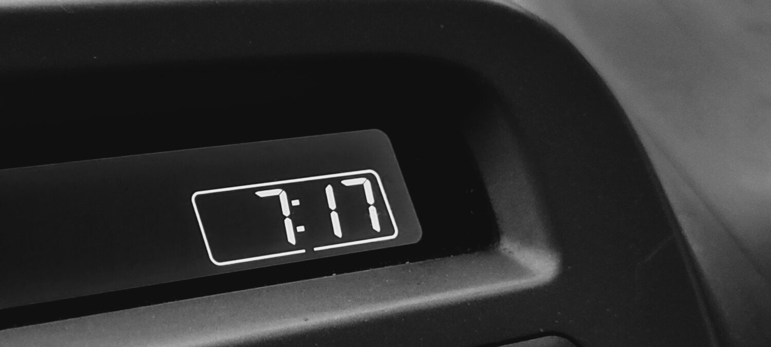 Sincronicità 717 Numero specchiato sulla radiosveglia