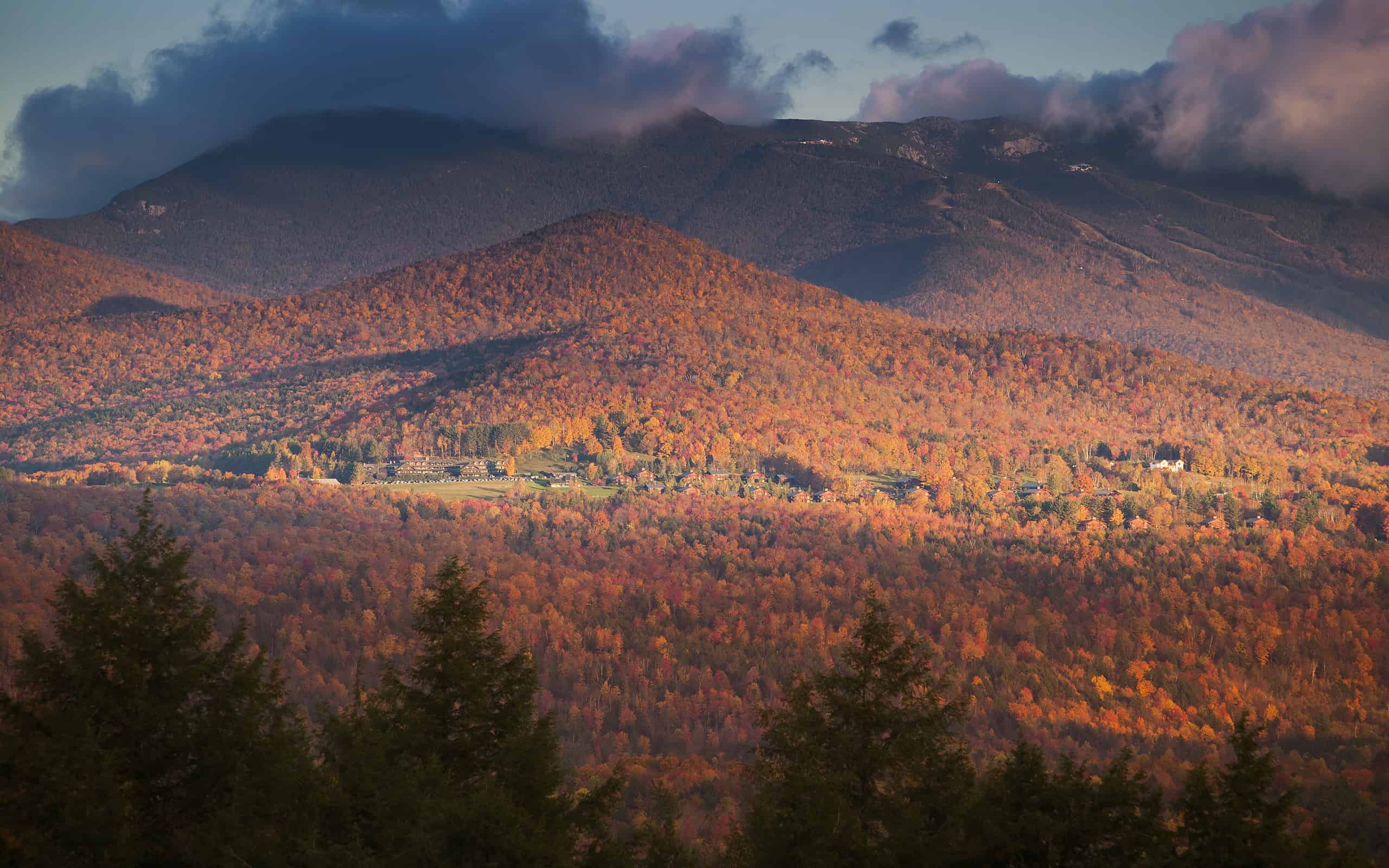 Fogliame autunnale sul Monte Mansfield a Stowe, Vermont, USA