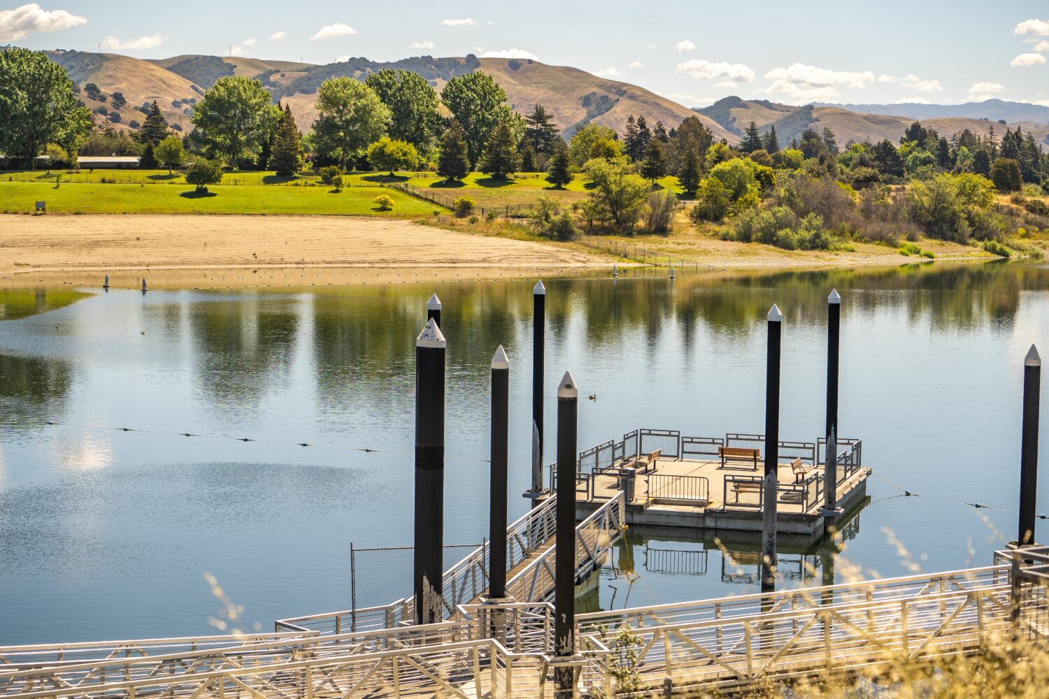 Vista panoramica dei laghi di cava e del molo di pesca, Fremont.
