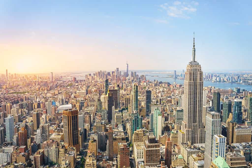 Incredibile vista panoramica sullo skyline di New York e sul grattacielo al tramonto.  Bellissimo paesaggio urbano nel centro di Manhattan.  Copia spazio per il testo.