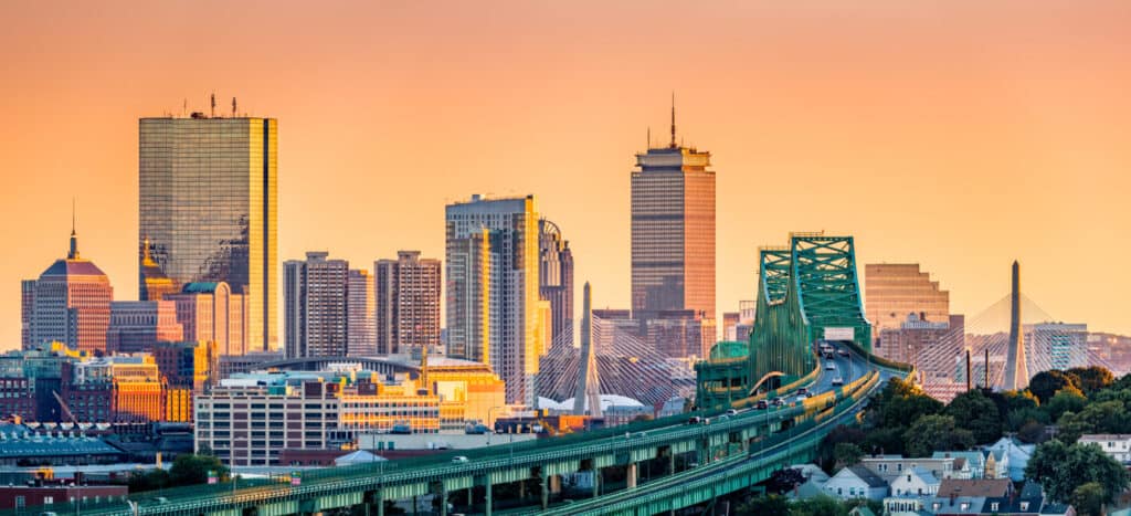 Tobin Bridge, il ponte più alto del Massachusetts, con lo skyline di Boston al tramonto