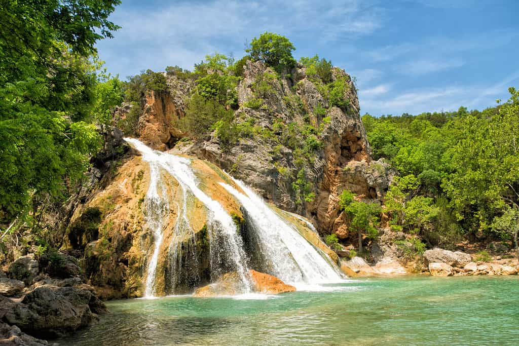 Cascata d'acqua sulle rocce in una piscina naturale a Turner Falls in Oklahoma in primavera