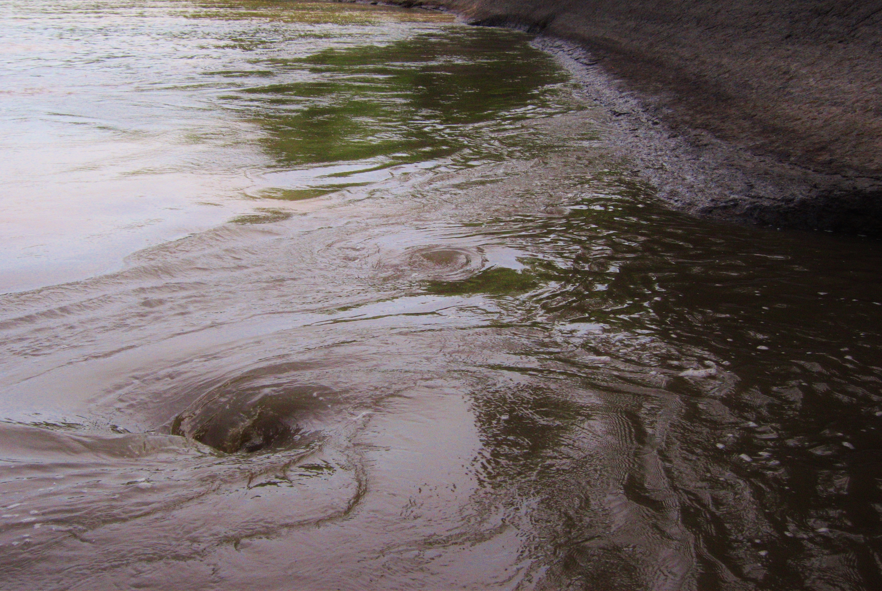 Piscina Spinning River World lungo la riva del fango nel fiume Neosho dell'Oklahoma