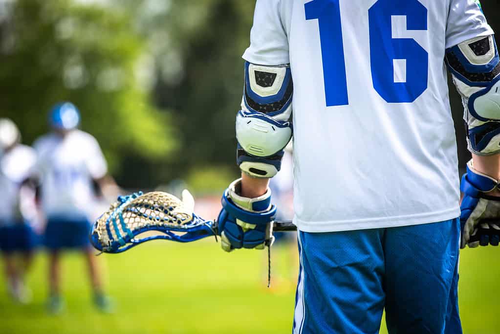 Partita di lacrosse, giocatori, attrezzatura sul campo, sport americani.