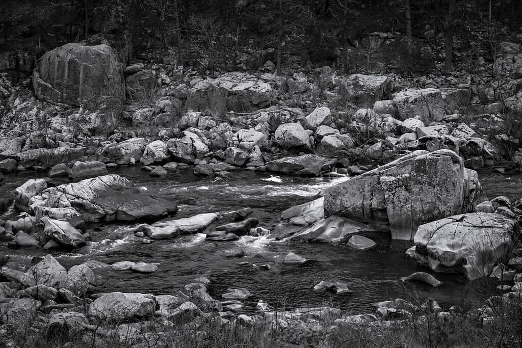 Il fiume St. Francis precipita sopra i massi e attraverso le zone chiuse della Millstream Gardens Conservation Area, nel sud-est del Missouri.