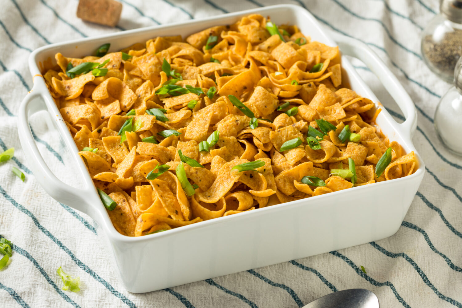 Casseruola messicana Frito Pie fatta in casa con formaggio e fagioli
