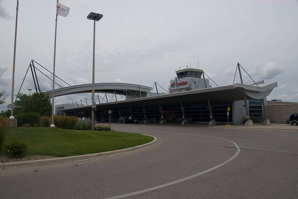 vista dell'esterno dell'aeroporto internazionale di Londra
