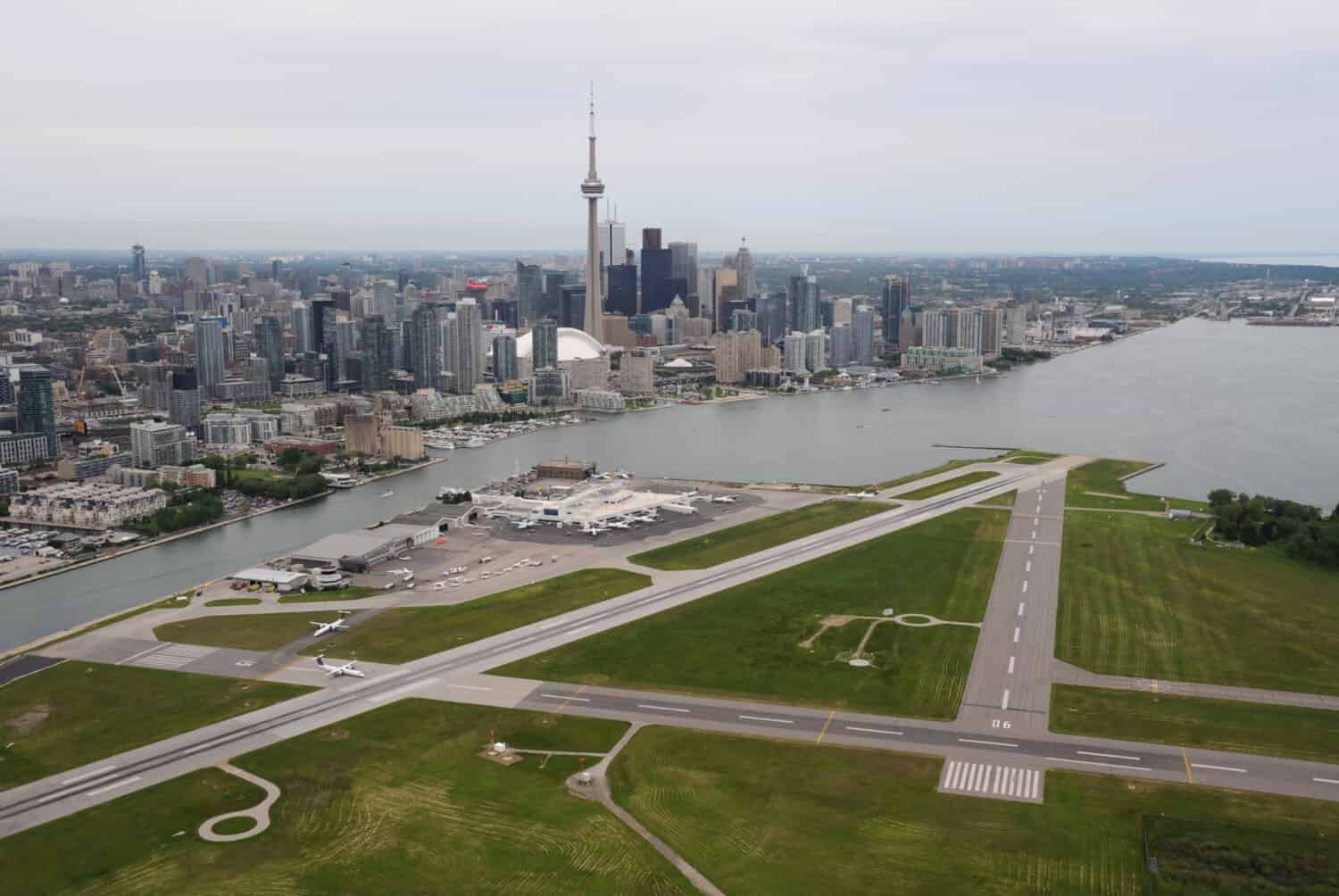 Volo basso intorno all'aeroporto di Billy Bishop