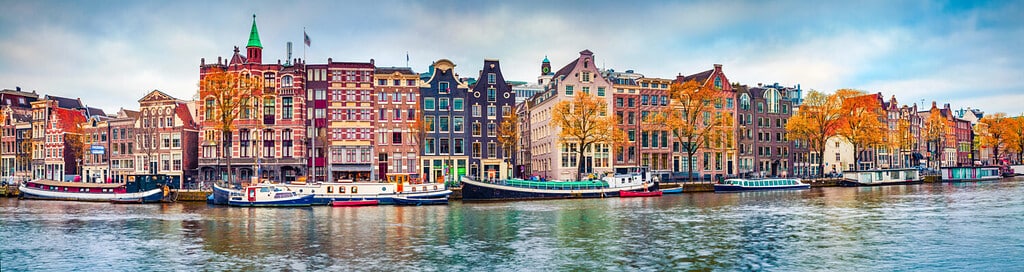 Vista panoramica autunnale della città di Amsterdam. Famosi canali olandesi e grande paesaggio urbano. Scena mattutina colorata dei Paesi Bassi, Europa. Sfondo del concetto di viaggio.