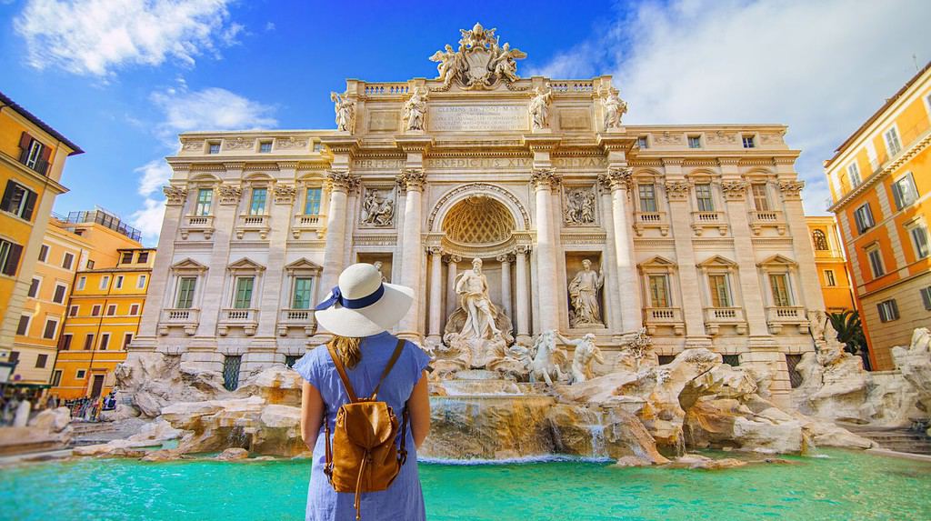 Famoso punto di riferimento Fontana di Trevi a Roma, Italia durante la giornata di sole estivo