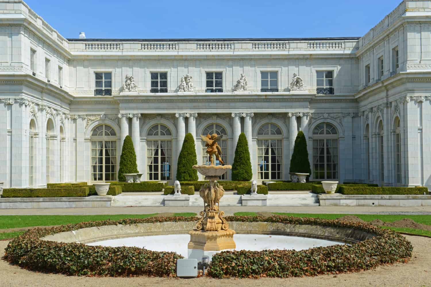 La villa di Rosecliff è una villa dell'età dell'oro in stile revival barocco nel quartiere storico di Bellevue Avenue a Newport, Rhode Island RI, USA.