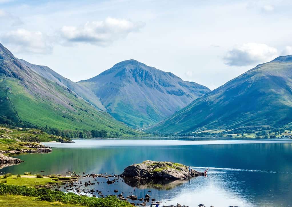 Wastwater è il lago più profondo d'Inghilterra. Scafell Pike, la montagna più alta, può essere vista in lontananza.