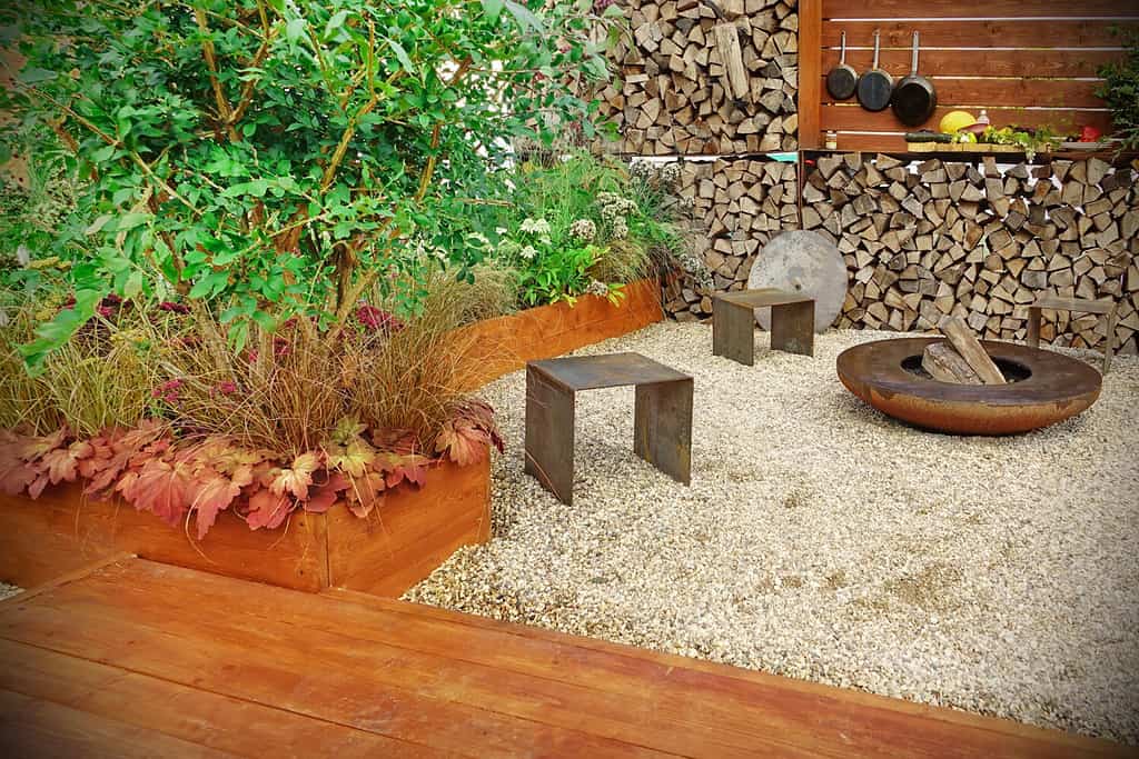 Patio moderno del cortile con cucina estiva e camino in ferro, concetto di design del cortile. Patio o terrazza decorativi per il riposo della famiglia