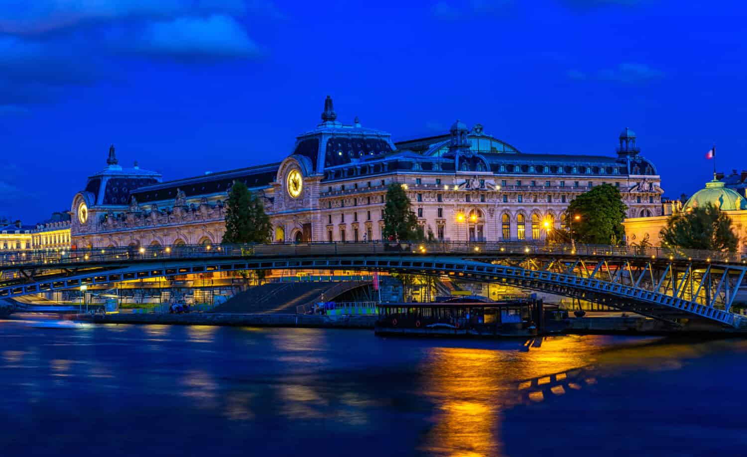 Museo d'Orsay (Musee d'Orsay) a Parigi, Francia. Paesaggio urbano notturno di Parigi. Architettura e punto di riferimento di Parigi