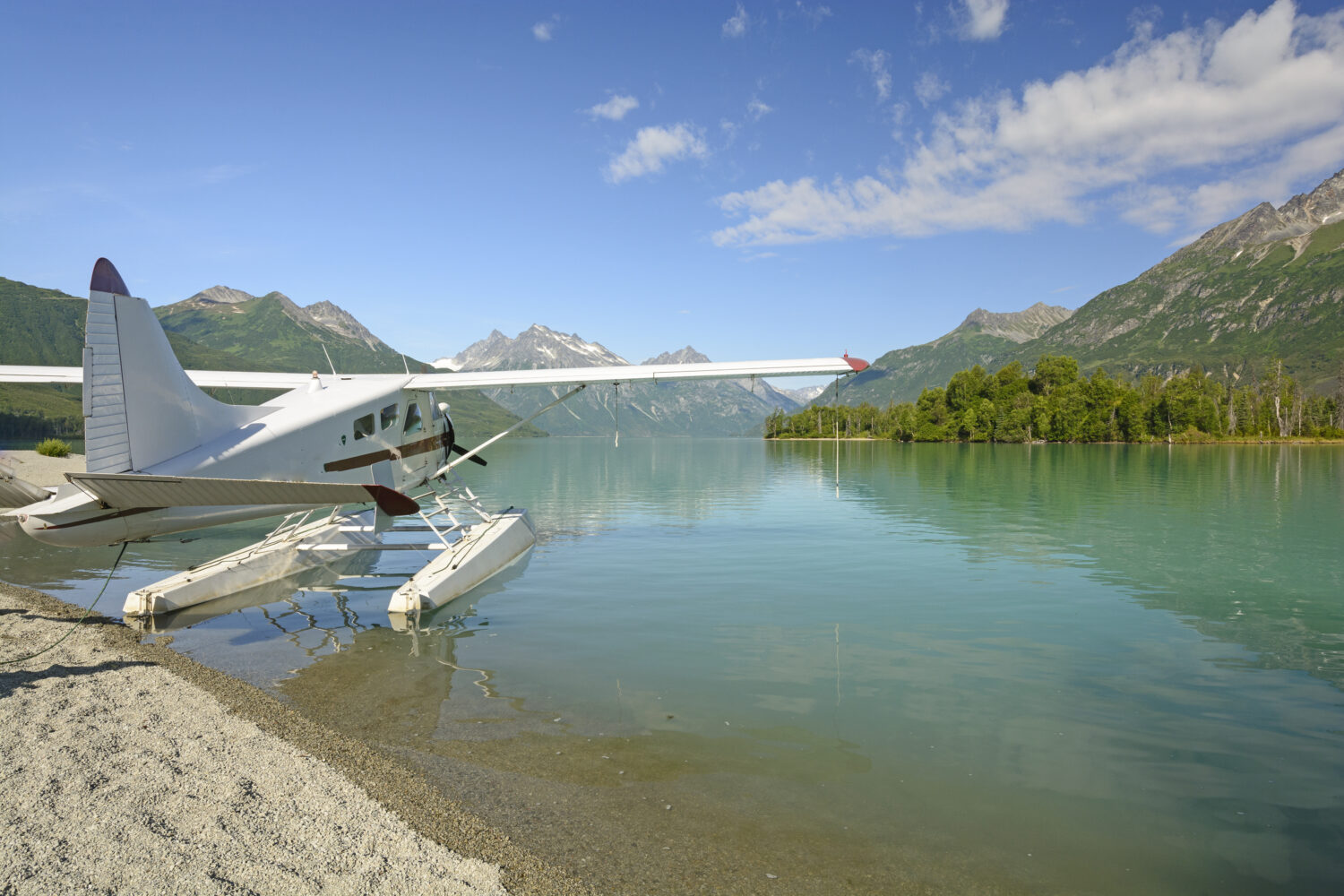 Aereo galleggiante sul Crescent Lake nel Parco Nazionale del Lago Clark in Alaska
