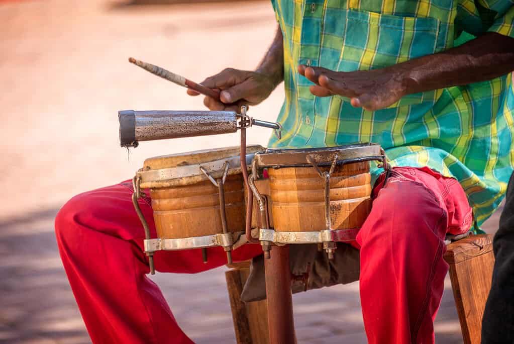 Musicista di strada che suona la batteria a Trinidad, Cuba