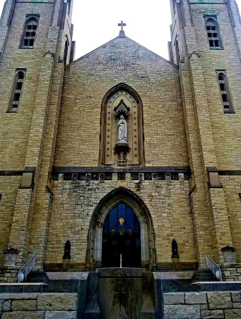 Fuori dalla Cattedrale dell'Immacolata Concezione a Ft.  Wayne, IN.