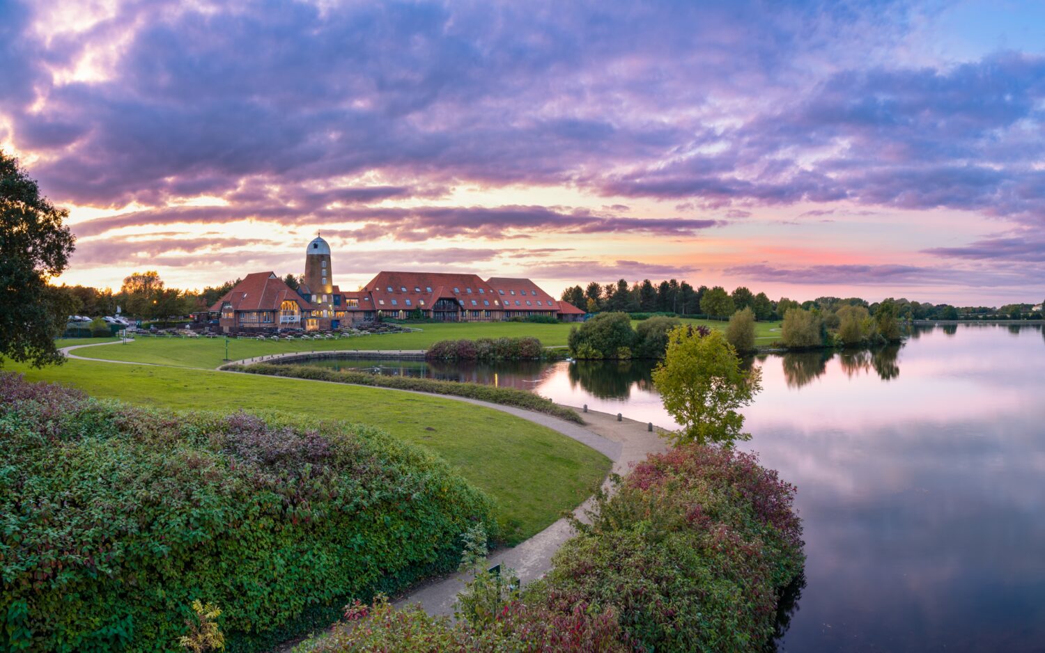 Panorama al tramonto del lago Caldecotte a Milton Keynes.  Inghilterra
