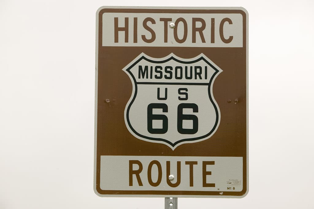 Segnale stradale storico della Route 66 nel Missouri lungo la Route 44, contea di Crawford, Missouri