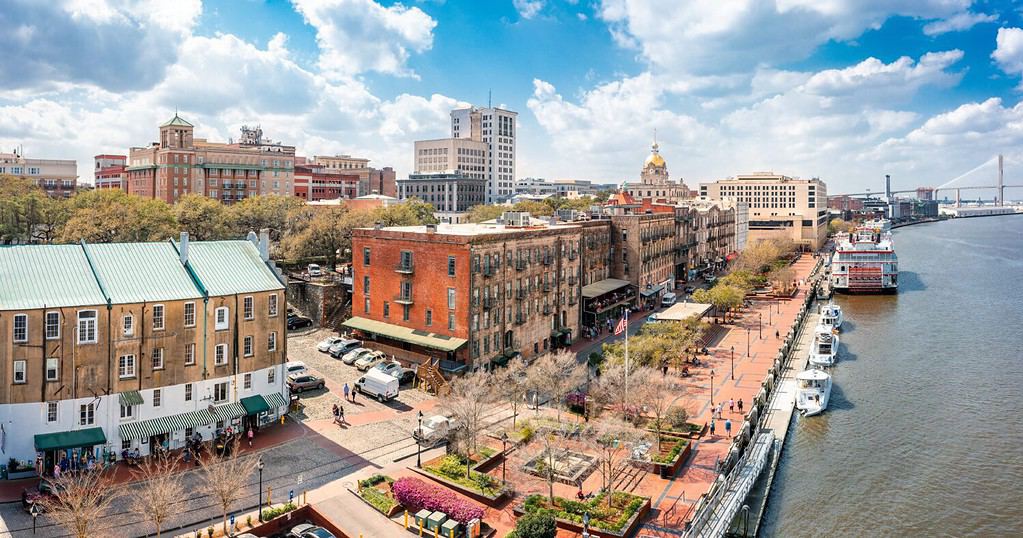 Veduta aerea dello skyline di Savannah, Georgia, lungo River Street.  Savannah è la città più antica dello stato americano della Georgia ed è il capoluogo della contea di Chatham.