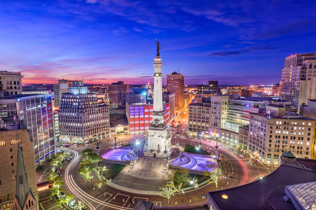 Skyline di Indianapolis, Indiana, USA sul Monument Circle