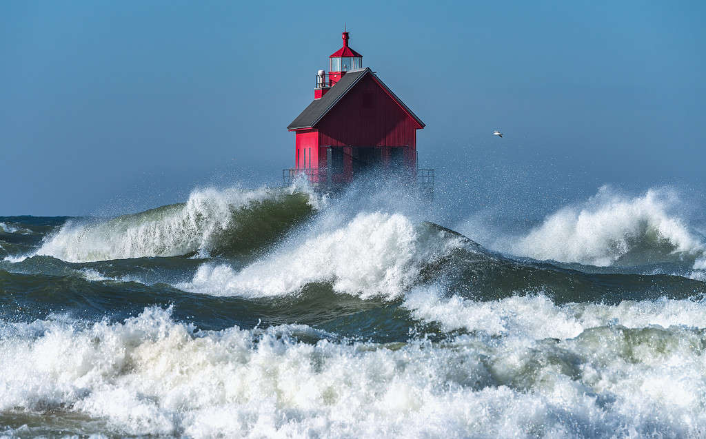 Faro di Grand Haven con onde
