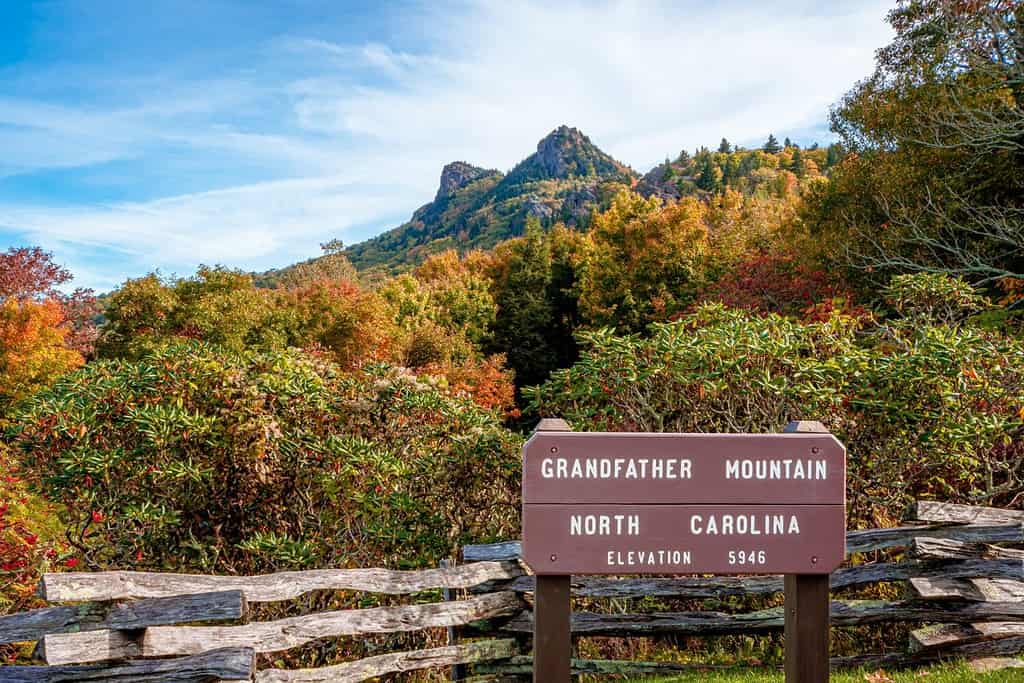 Parco statale di Grandfather Mountain nella stagione autunnale. Grandfather Mountain è una montagna vicino a Linville, nella Carolina del Nord. Con i suoi 5.946 piedi, è la vetta più alta della parte orientale delle Blue Ridge Mountains.