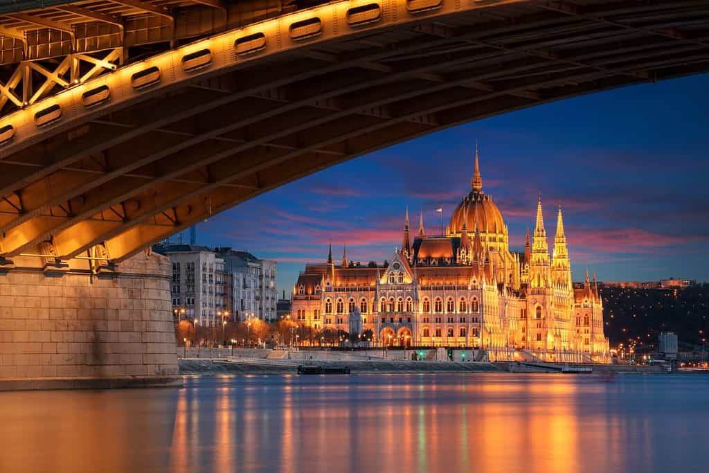 Budapest, Ungheria.  Immagine del paesaggio urbano di Budapest, capitale dell'Ungheria con il Ponte Margherita e il Palazzo del Parlamento ungherese al tramonto.
