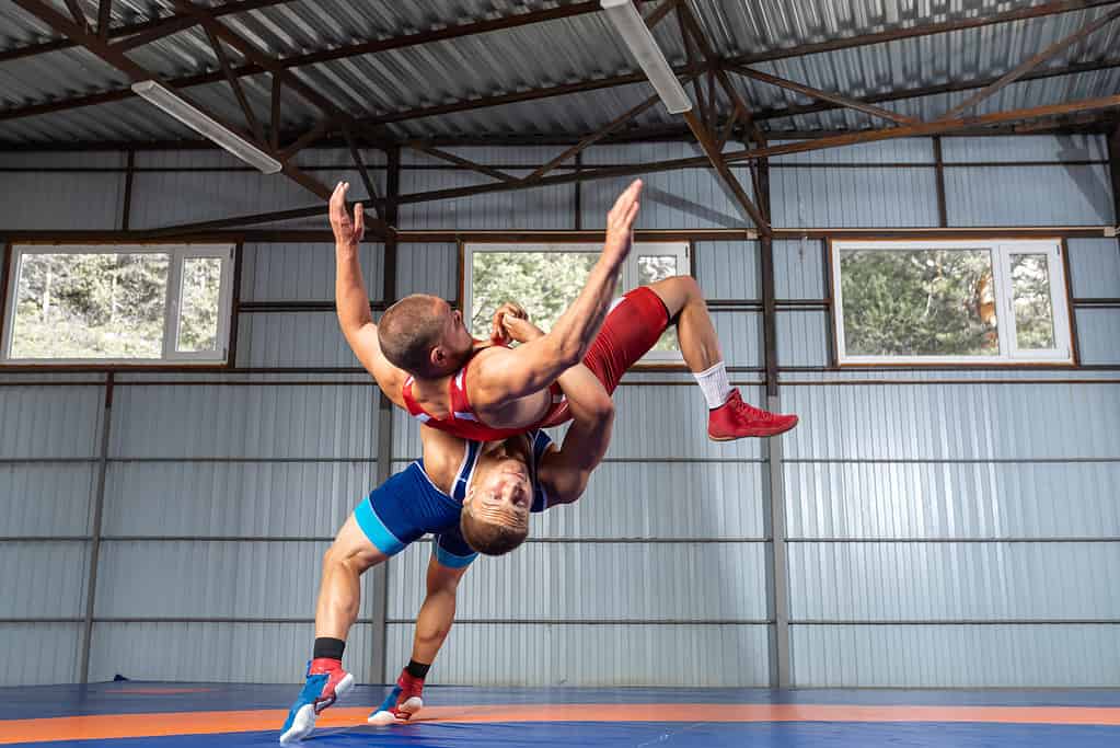 Due giovani lottatori si impegnano in una partita