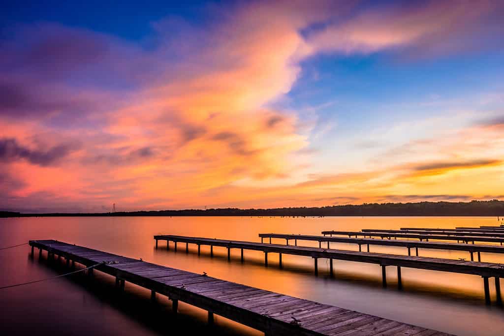 Tramonto a Midway Marina, Fulton Mississippi Un porto turistico è un molo o bacino con ormeggi e rifornimenti per yacht e piccole imbarcazioni.