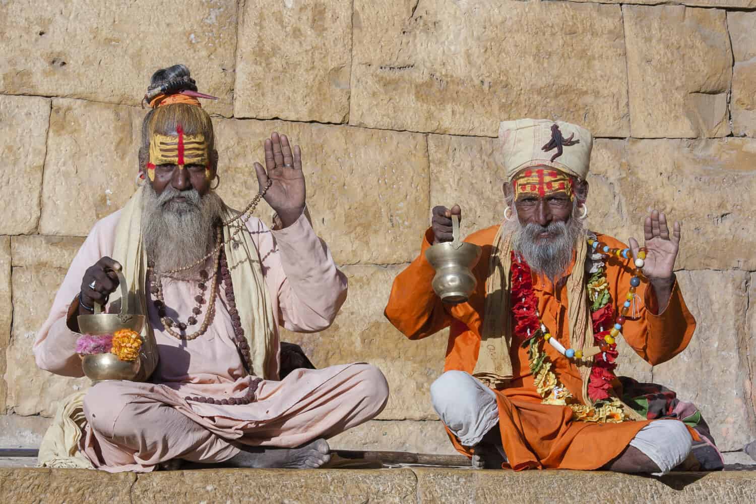 Due santoni indù sadhu, seduti sul ghat, cercano l'elemosina per strada a Jaisalmer, Rajasthan, India. Avvicinamento