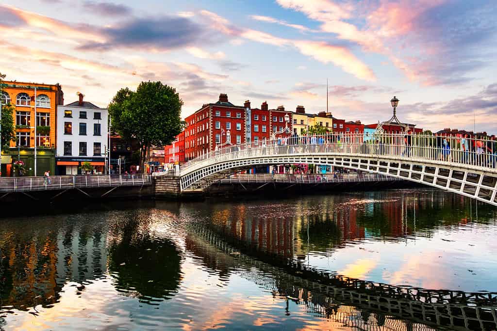 Dublino, Irlanda. Vista notturna del famoso illuminato Ha Penny Bridge a Dublino, Irlanda al tramonto