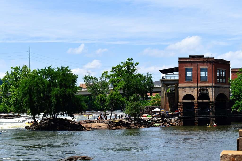 Columbus, Georgia, Stati Uniti d'America skyline del centro sul fiume Chattahoochee.
