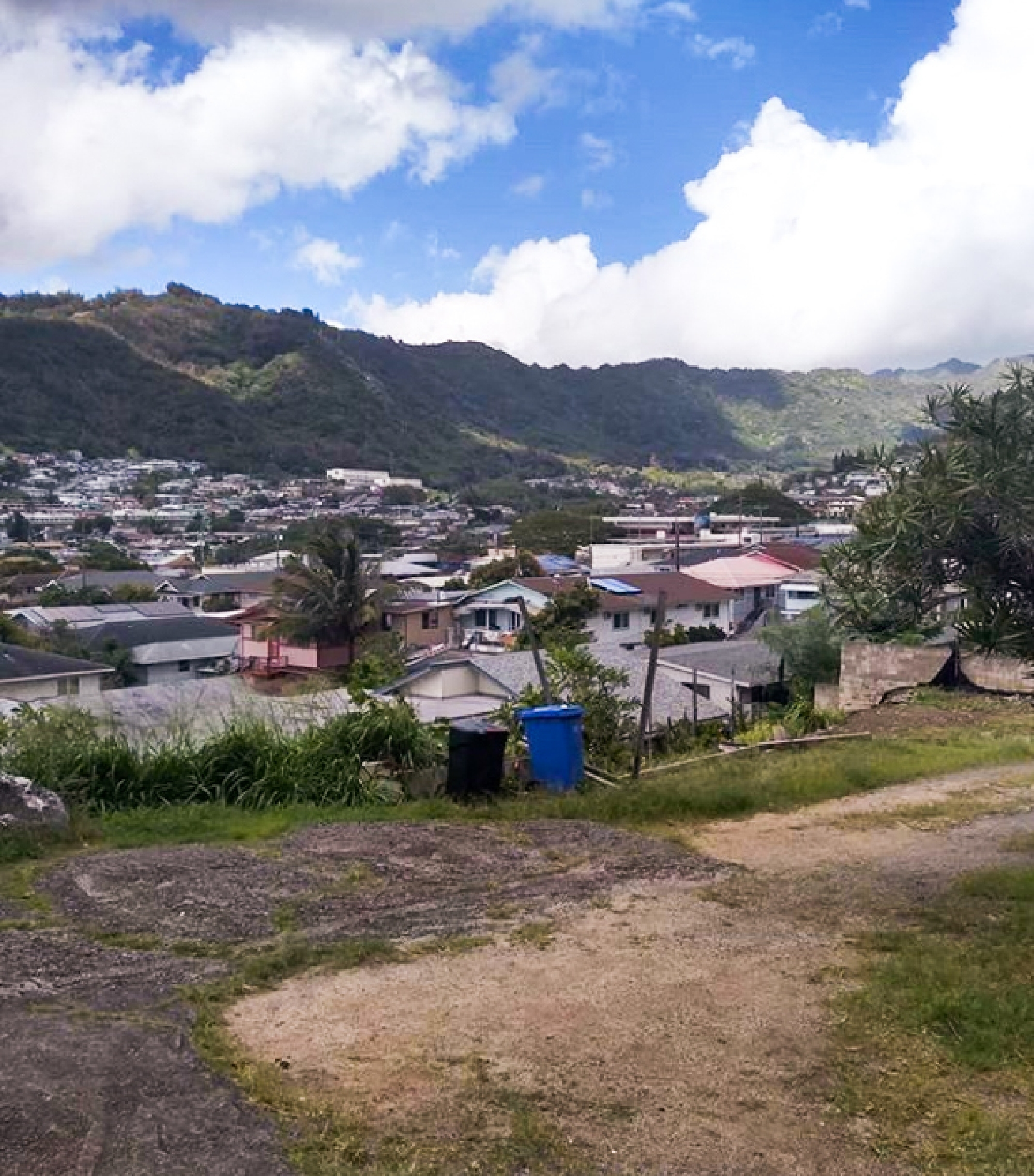 Kalihi Valley Honanlulu Hawaii Case in montagna valle soleggiata con nuvole