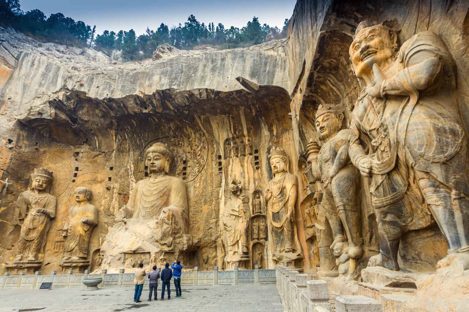 Le grotte di Longmen con le figure di Buddha iniziano con la dinastia Wei settentrionale nel 493 d.C. È una delle quattro grotte più importanti della Cina.