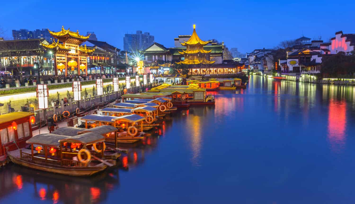 Regione scenica del Tempio di Confucio di Nanchino e fiume Qinhuai. Le persone stanno visitando. Situato nella città di Nanchino, nella provincia di Jiangsu, in Cina.