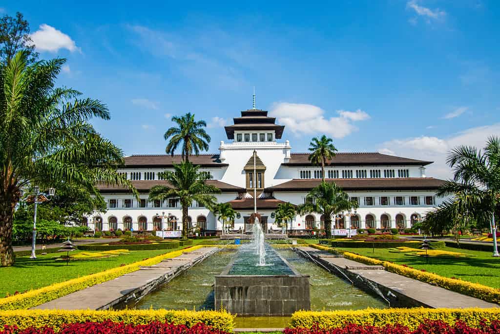 Gedung Sate è un edificio pubblico a Bandung, Giava Occidentale, Indonesia. È stato progettato secondo un design neoclassico che incorpora i nativi indonesiani.