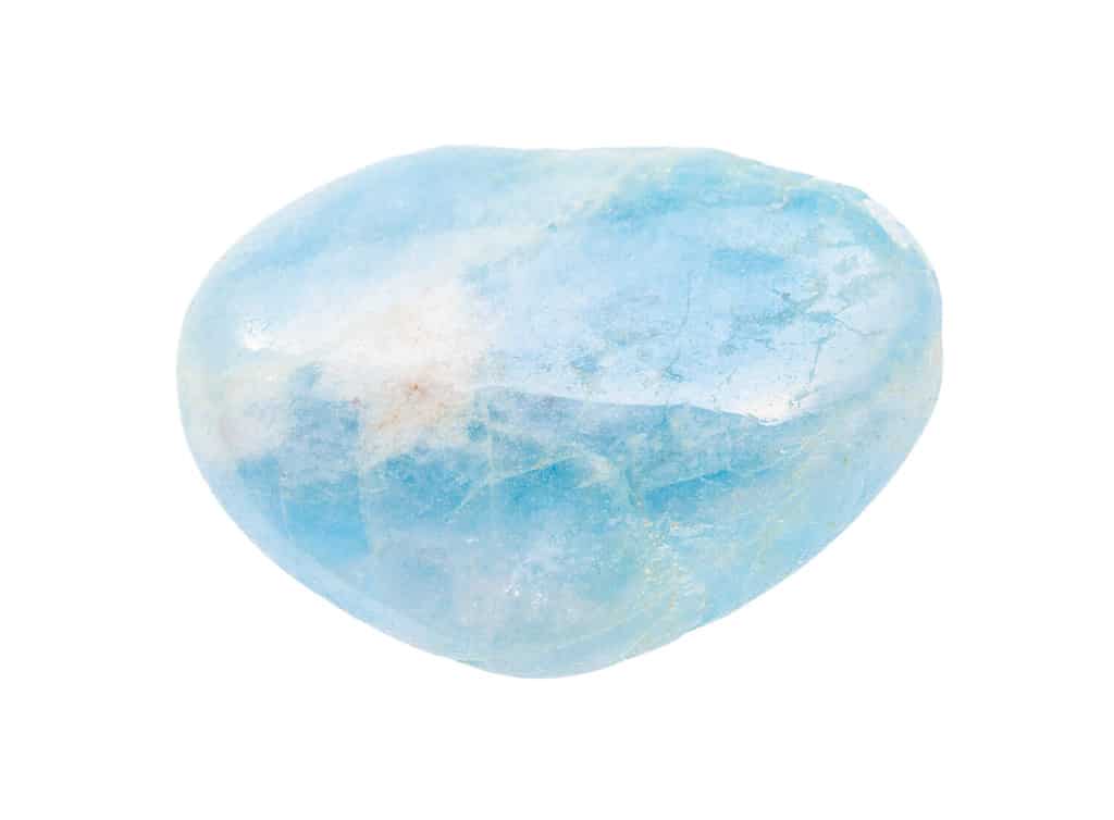 primo piano di un campione di minerale naturale proveniente dalla collezione geologica: pietra preziosa acquamarina lucida (berillo blu) isolata su sfondo bianco