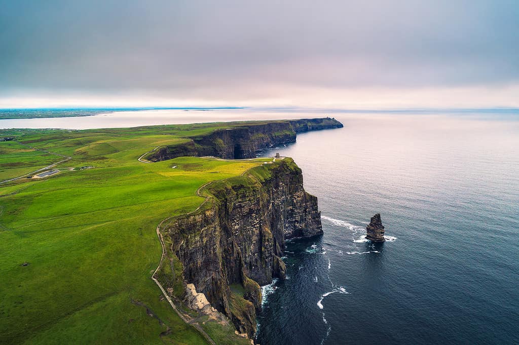 Veduta aerea delle pittoresche scogliere di Moher in Irlanda