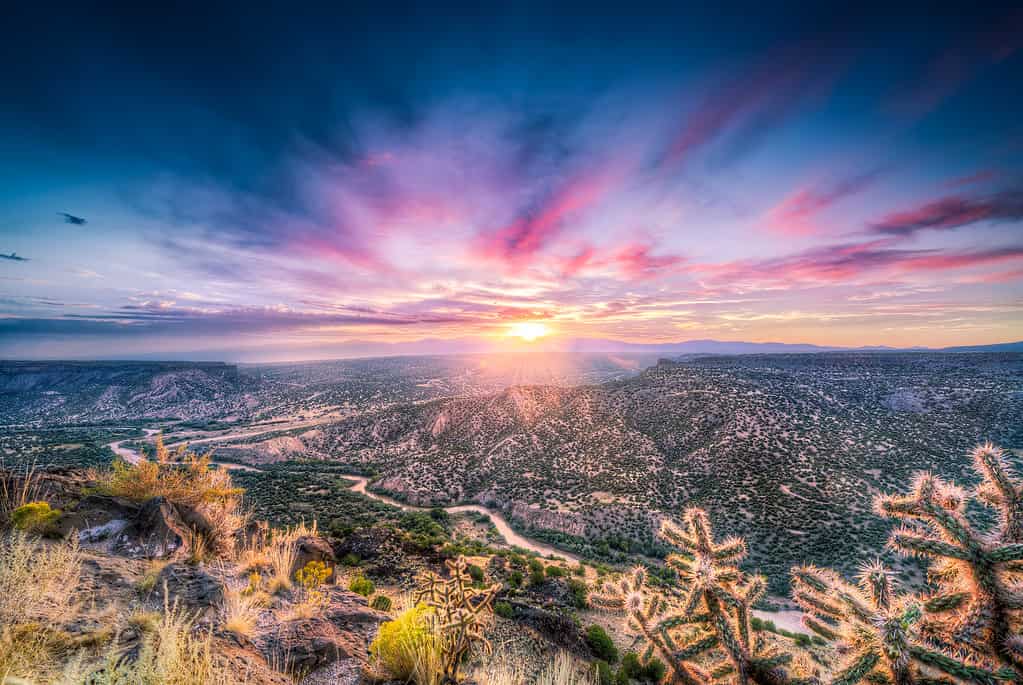Alba nel Nuovo Messico sul fiume Rio Grande