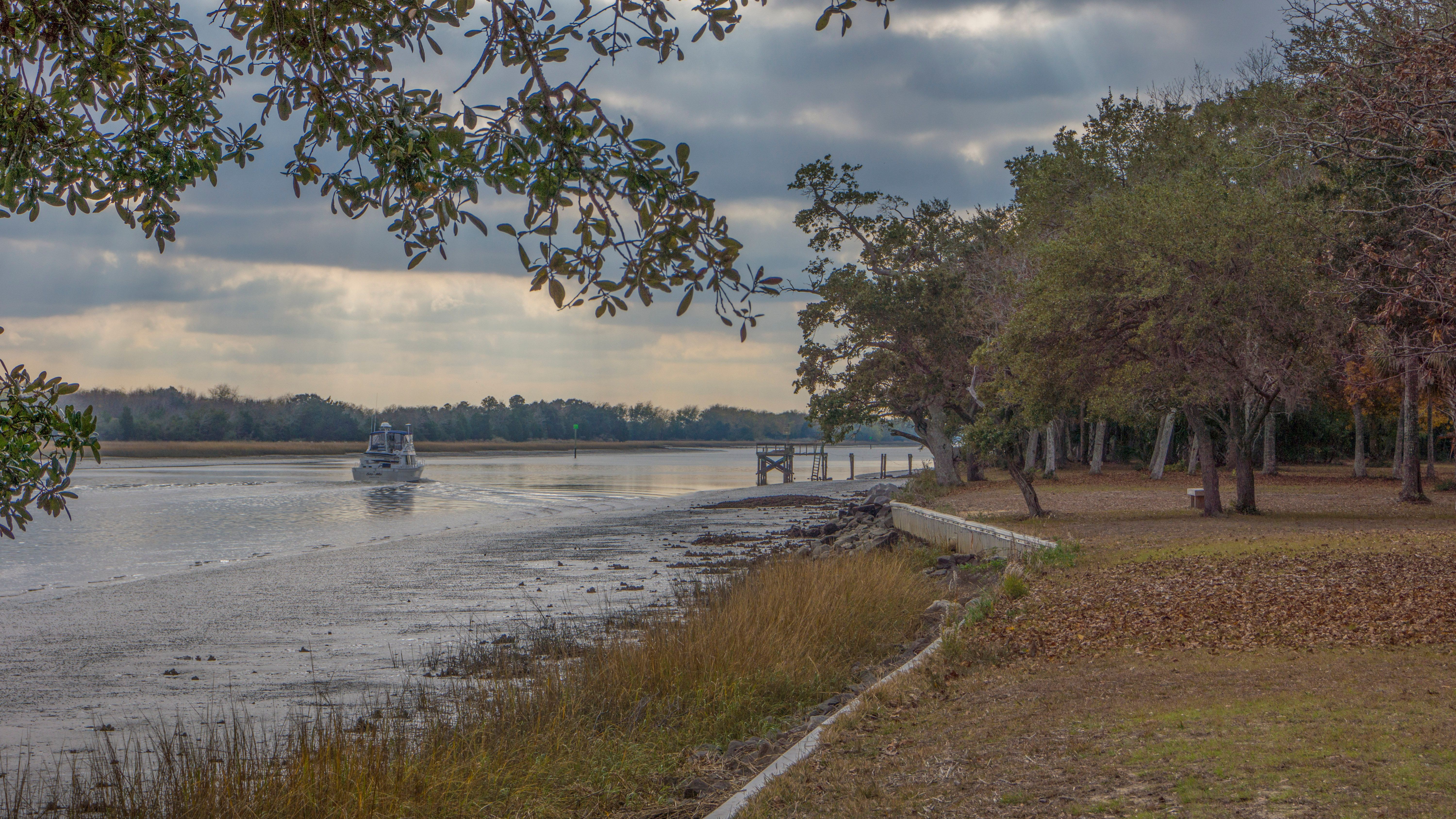 Veduta aerea del lago circondato da alberi autunnali