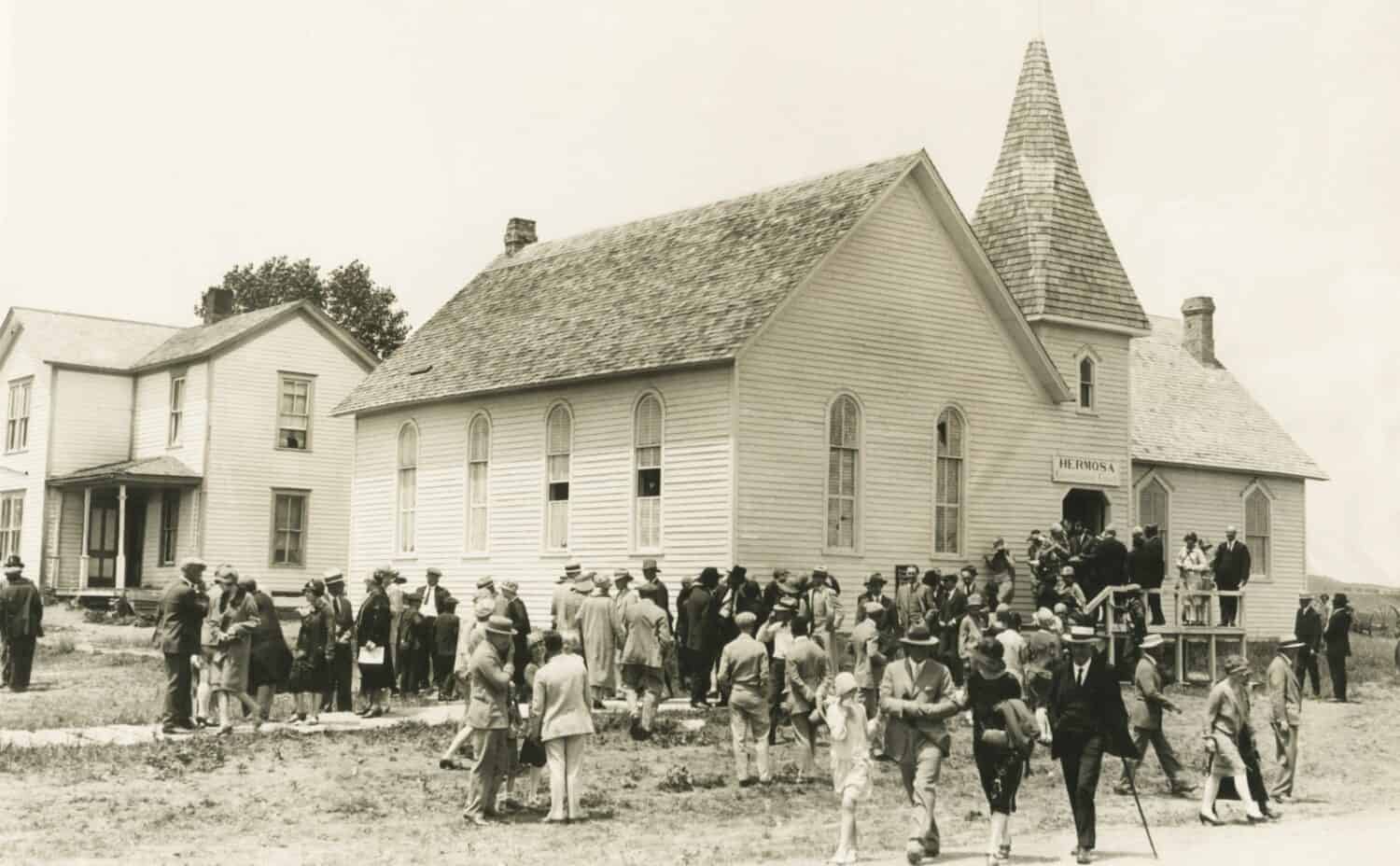 Chiesa congregazionale dopo il servizio domenicale, Hermosa, South Dakota, nel giugno 1927. Il presidente Calvin e Grace Coolidge trascorsero una vacanza di 3 mesi allo State Game Lodge nel vicino Custer State Park. Attengono