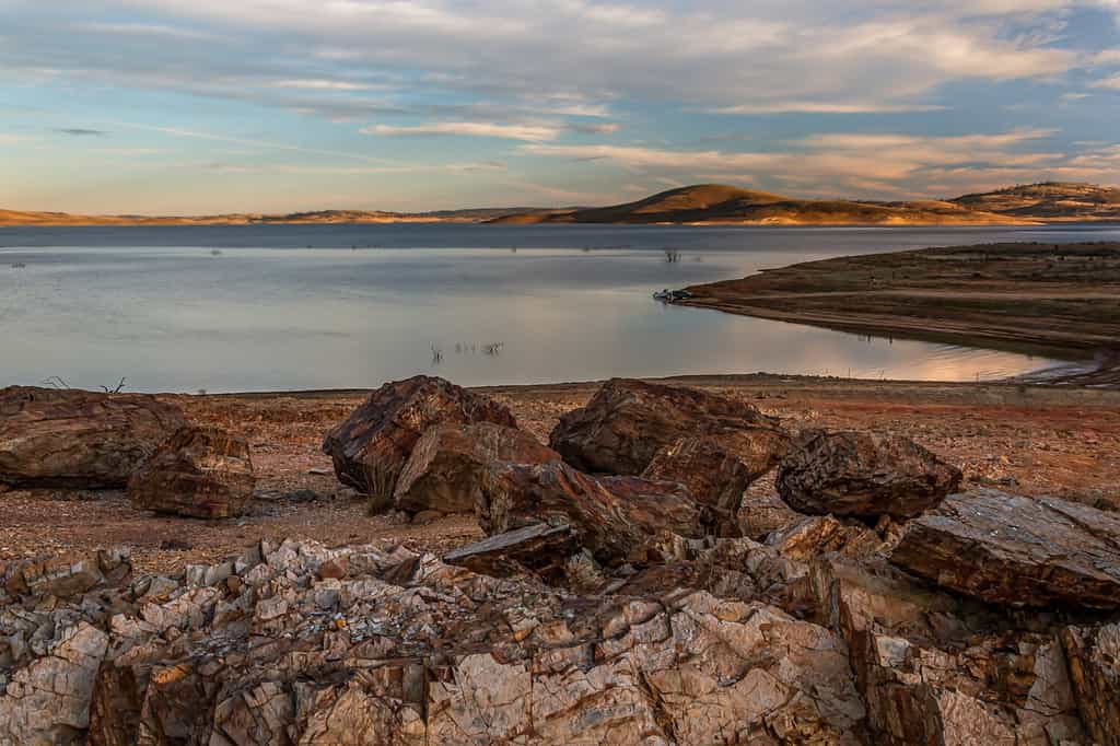 Luce serale sul lago Eucumbene nelle montagne innevate del Nuovo Galles del Sud