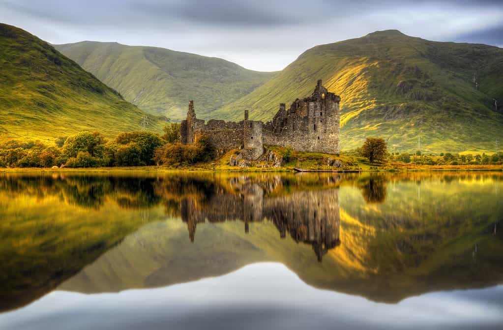 Riflessioni del castello di Kilchurn a Loch Awe al tramonto, Scozia