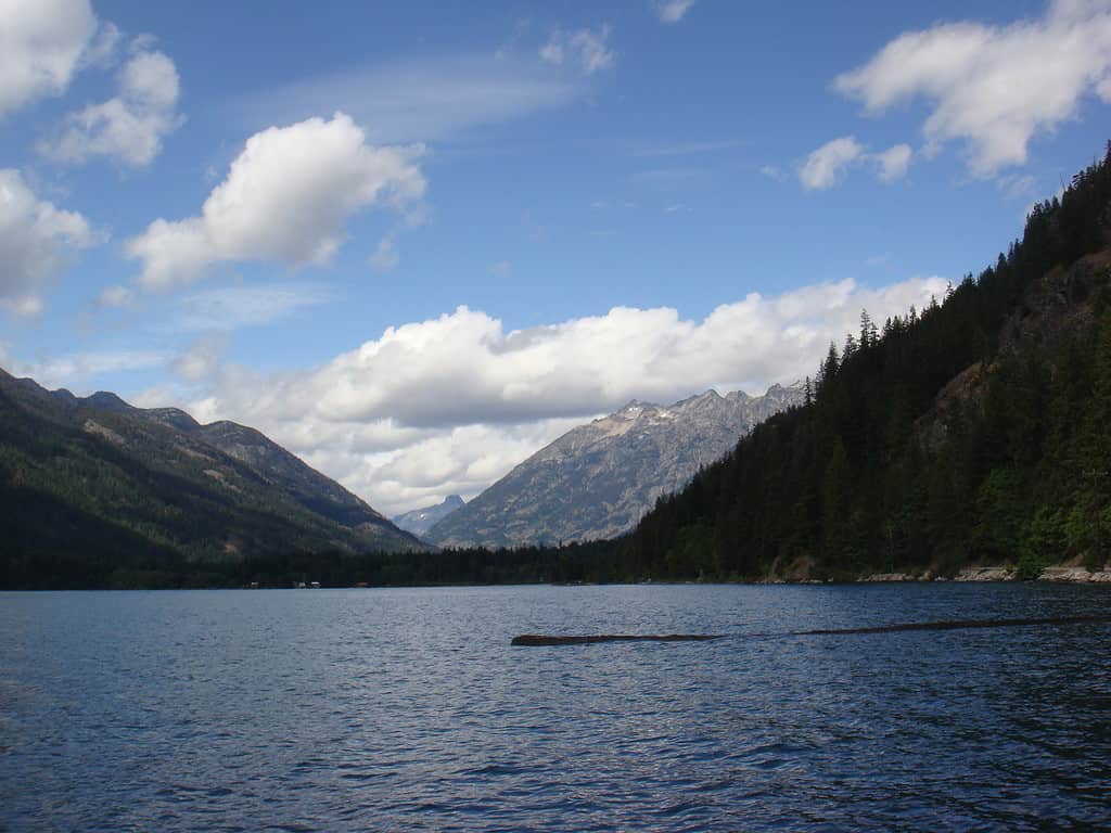 Il lago Chelan mostra un ampio cielo aperto con montagne.