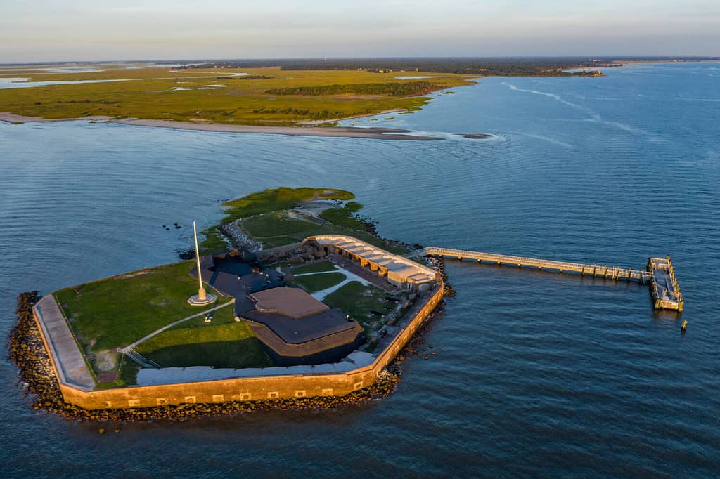 Vista dal drone di Fort Sumter all'alba